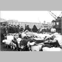 900-0040 Einschiffung von Fluechtlingen auf die Wedel im Januar 1945.jpg